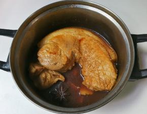 中途将猪肉翻个面再烧