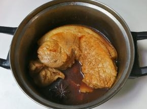 中途将猪肉翻个面再烧