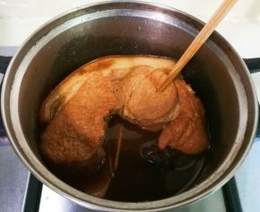 一小时后用筷子轻松穿透肉就可以了，凉透放入保鲜盒，再放入冰箱冷藏两小时