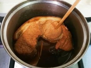 一小时后用筷子轻松穿透肉就可以了，凉透放入保鲜盒，再放入冰箱冷藏两小时