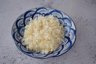 金针菇去掉根部洗净挤干水分，切成末