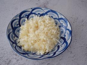 金针菇去掉根部洗净挤干水分，切成末