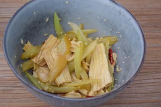 最后撒上熟白芝麻，搅拌均匀即可