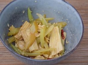 最后撒上熟白芝麻，搅拌均匀即可