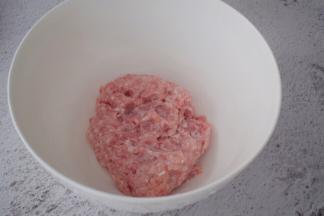 把猪肉末放入大碗中