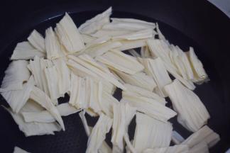 再放入腐竹焯烫一分钟，捞出过凉水