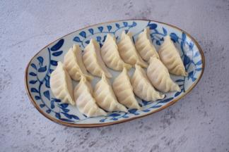 盘子刷一层薄薄的食用油，再放入饺子