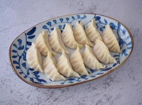 盘子刷一层薄薄的食用油，再放入饺子