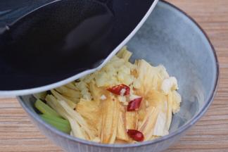 再把花椒油浇倒在蒜末和干红辣椒上