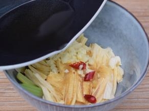 再把花椒油浇倒在蒜末和干红辣椒上