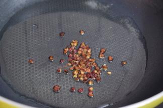 锅中倒入适量的食用油烧热，放入花椒爆香后把花椒捞出不要

