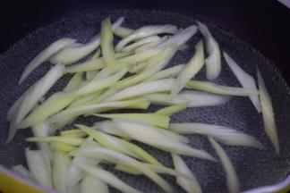锅中烧开水，放入西芹焯1-2分钟，捞出过凉水后沥干水分备用