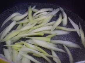 锅中烧开水，放入西芹焯1-2分钟，捞出过凉水后沥干水分备用