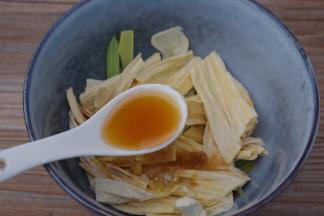 加入香油，再将蒜末、干红辣椒放在最上面