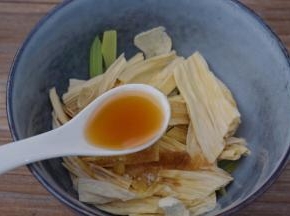 加入香油，再将蒜末、干红辣椒放在最上面