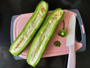 苦瓜清洗干净，对半切开。