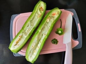 苦瓜清洗干净，对半切开。