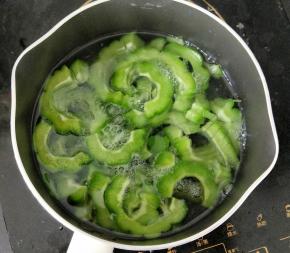 锅里放水烧开，放入苦瓜焯水半分钟左右。