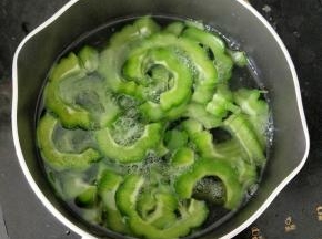 锅里放水烧开，放入苦瓜焯水半分钟左右。