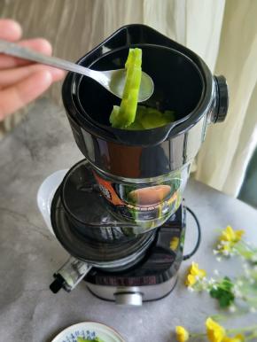 拿出原汁机，放入苦瓜，也可以加入适量纯净水。
