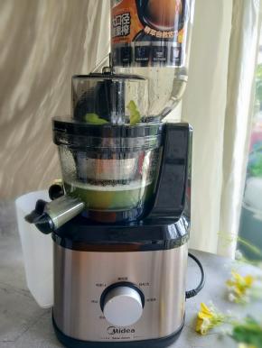 选择纯果汁，启动原汁机。