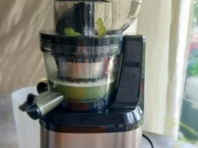 选择纯果汁，启动原汁机。