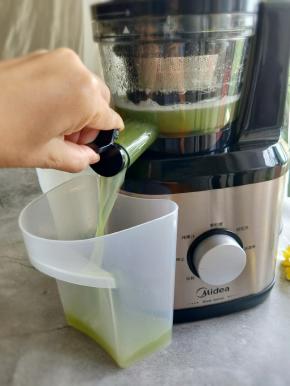 打好后把苦瓜汁倒入杯子里。