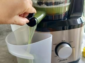 打好后把苦瓜汁倒入杯子里。