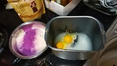 鸡蛋、水、糖、盐放入面包桶里搅拌均匀