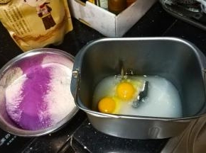 鸡蛋、水、糖、盐放入面包桶里搅拌均匀