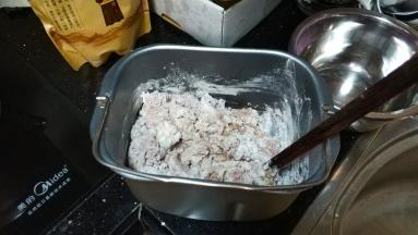 倒入粉类和酵母，搅拌均匀