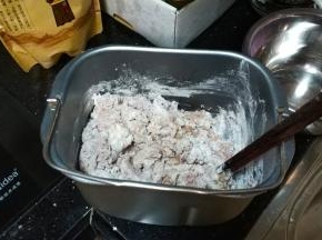 倒入粉类和酵母，搅拌均匀