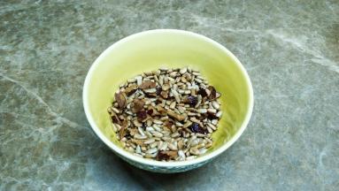 红枣去核切碎和瓜子仁准备好