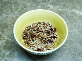 红枣去核切碎和瓜子仁准备好