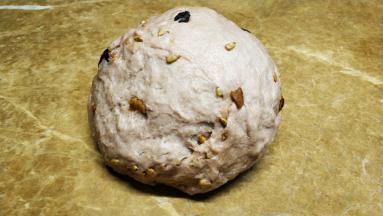 面包桶放回面包机里，倒入红枣瓜子仁，按和面一次。完成一和后，放入黄油再按一次和面功能