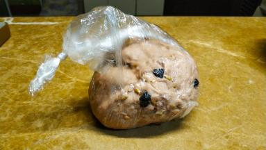 和面完成后拿出面团入保鲜袋放冰箱冷藏一晚