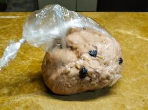 和面完成后拿出面团入保鲜袋放冰箱冷藏一晚