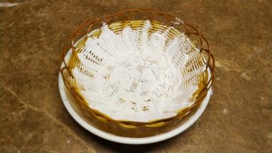 第二天拿出面团回温一小时以上，可以开始整形。
麵包篮撒上面粉