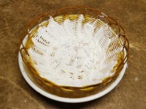 第二天拿出面团回温一小时以上，可以开始整形。
麵包篮撒上面粉