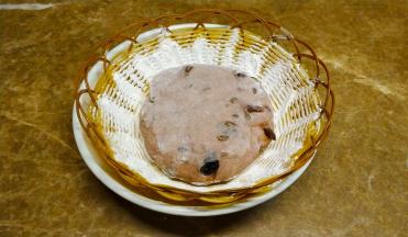 放入三分一捏圆的面团