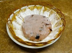 放入三分一捏圆的面团