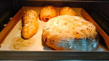 发酵至二倍大后，面包篮倒扣在烤盘上