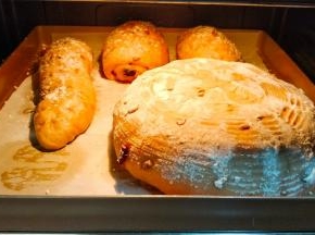 发酵至二倍大后，面包篮倒扣在烤盘上