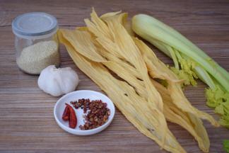 准备好材料，腐竹提前用冷水泡发备用