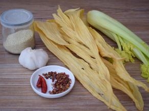 准备好材料，腐竹提前用冷水泡发备用