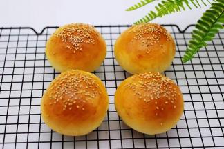 戴上隔热手套取出烤盘，放到凉网放凉后就可以食用了