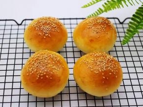 戴上隔热手套取出烤盘，放到凉网放凉后就可以食用了