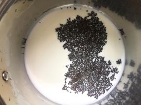阿萨姆红茶倒入牛奶中，煮沸后小火加热一分钟关火，泡十分钟