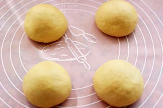 再分割成4等份，揉圆，盖上湿布醒10分钟后