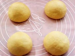 再分割成4等份，揉圆，盖上湿布醒10分钟后